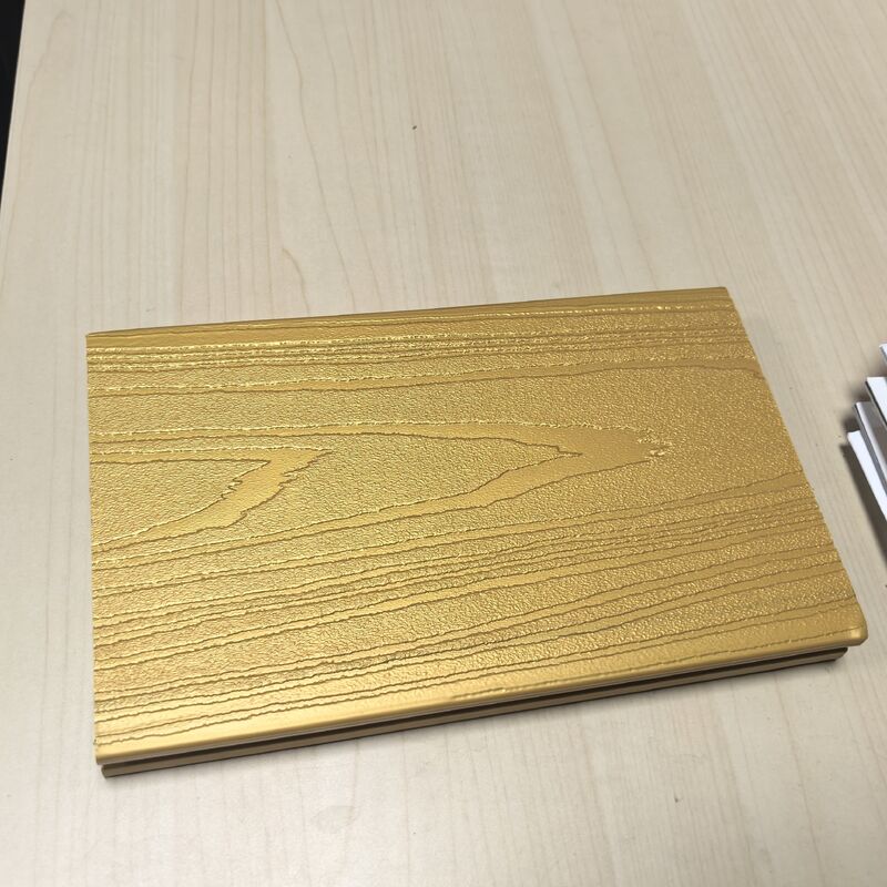 ألواح WPC معدنية مع سطح ذهبي لامع من الزنجار الفاخر