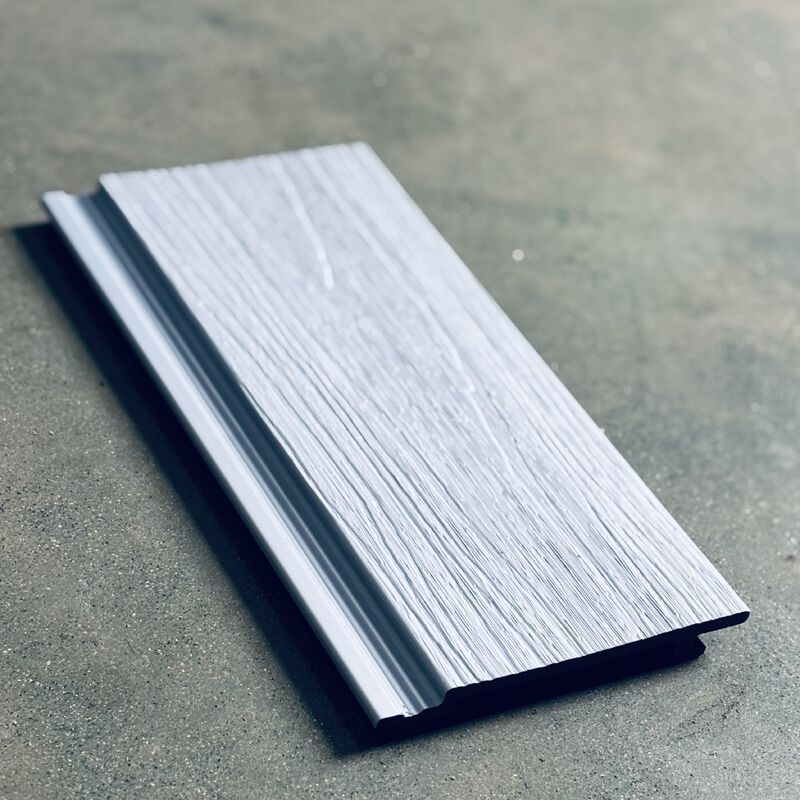 لوحة WPC معدنية باللون الأزرق والفضي: اندماج إيقاع المحيط والتكنولوجيا الحديثة